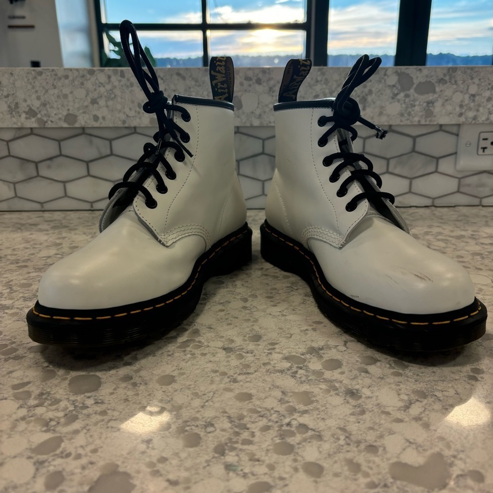 DR MARTENS 101 SMOOTH LEATHER LACE UP BOOTS, SIZE 9